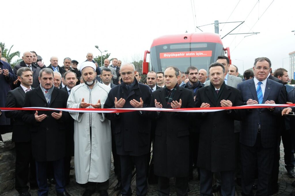 BAKAN YENİ TRANVAYI RAYINA KOYDU