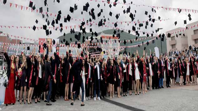 İktisadi ve İdari Bilimler Fakültesi'nde Mezuniyet Gururu