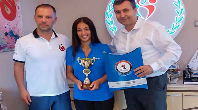 ŞAMPİYON TENİSÇİ'DEN KARAYILMAZ'A ZİYARET