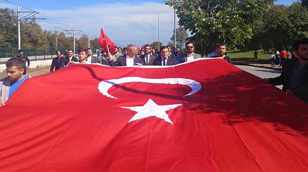 OMÜ'LÜ ÜLKÜCÜLERDEN BAYRAK YÜRÜYÜŞÜ…