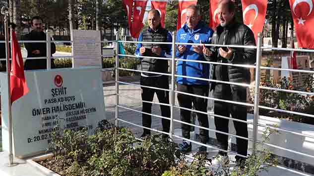 Yılport Samsunspor Ömer Halisdemir'in kabrini ziyaret etti