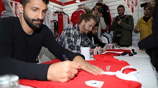 YILPORT SAMSUNSPOR'UN OYUNCULARI İMZA DAĞITTI...