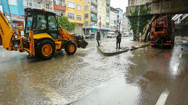 CANİK BELEDİYESİNDEN SEL TEMİZLİĞİ!