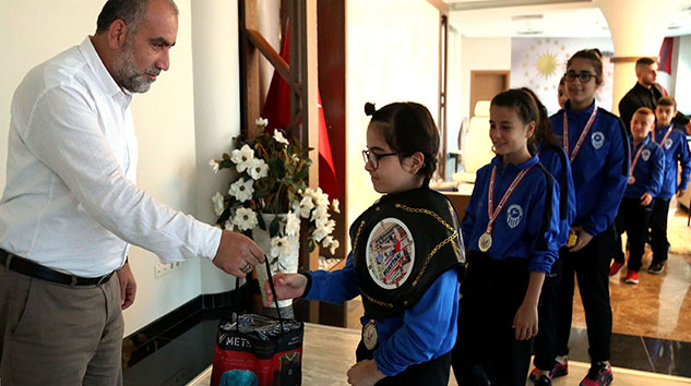 Başkan Sandıkçı'dan Muaythai Sporcularına Ödül