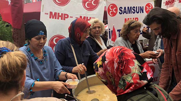 MHP İl Kadın Kolları Aşure Dağıttı