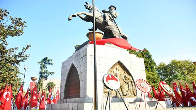 Samsun'da Anma Programı Atatürk Anıtı'na Çelenk Sunumu İle Başladı