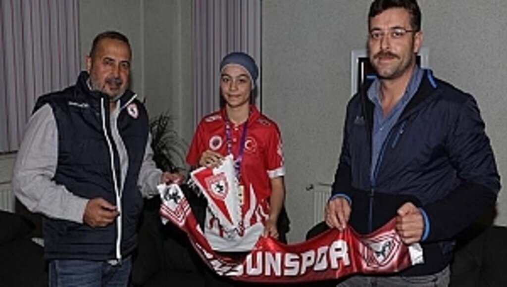 Dünya Şampiyonundan Başkan Uyanık'a Ziyaret