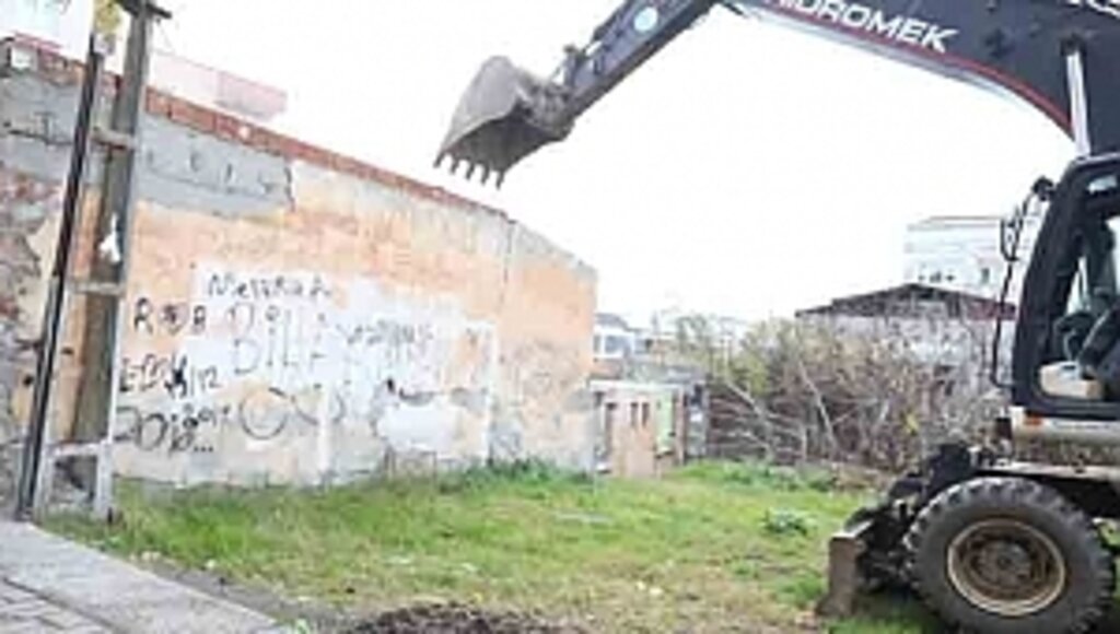 Bağımlıların Meskeni Haline Gelen Metruk Binalar Yıkılıyor!