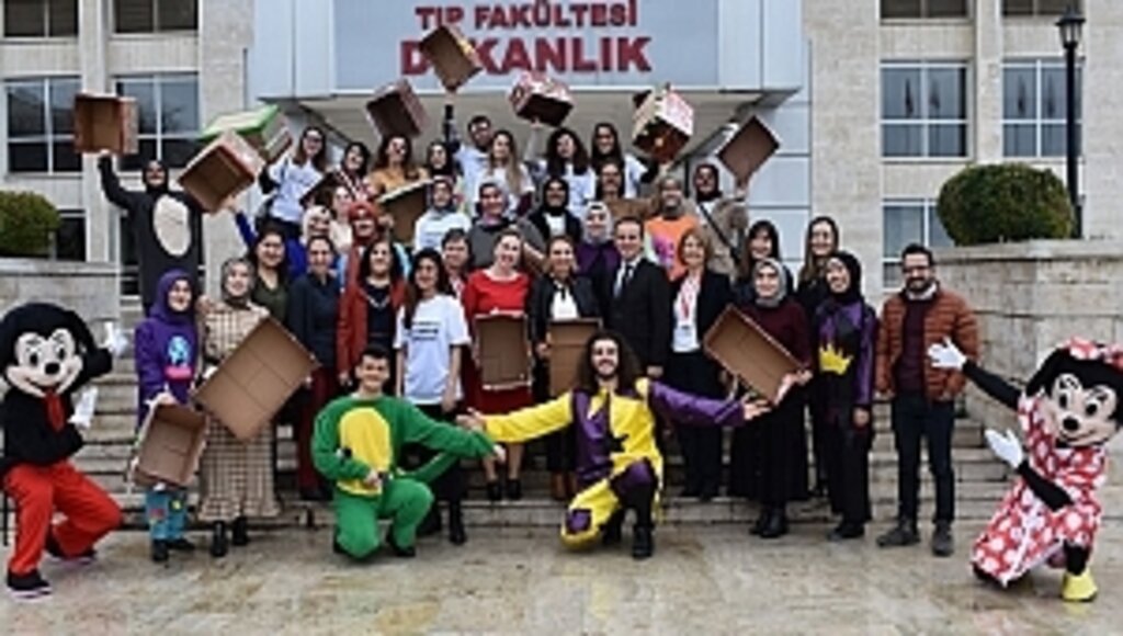 Hemşire Adayları Yeni Yılda Çocukları Sevindirdi