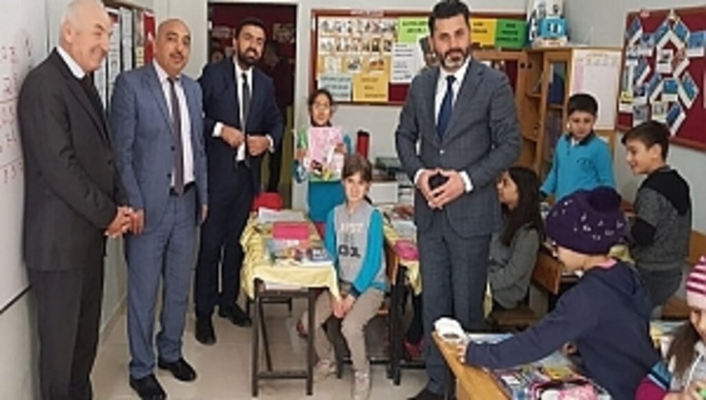 Kavak Emirli Köyü Öğrencilerine Kırtasiye Yardımı