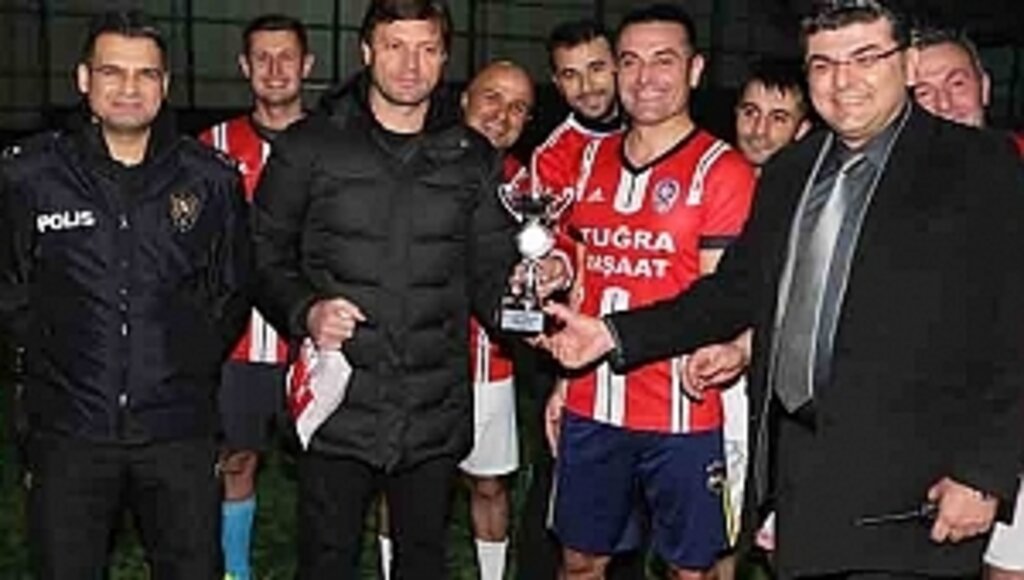 Şampiyon Takımın Kupasını Ertuğrul Sağlam'dan