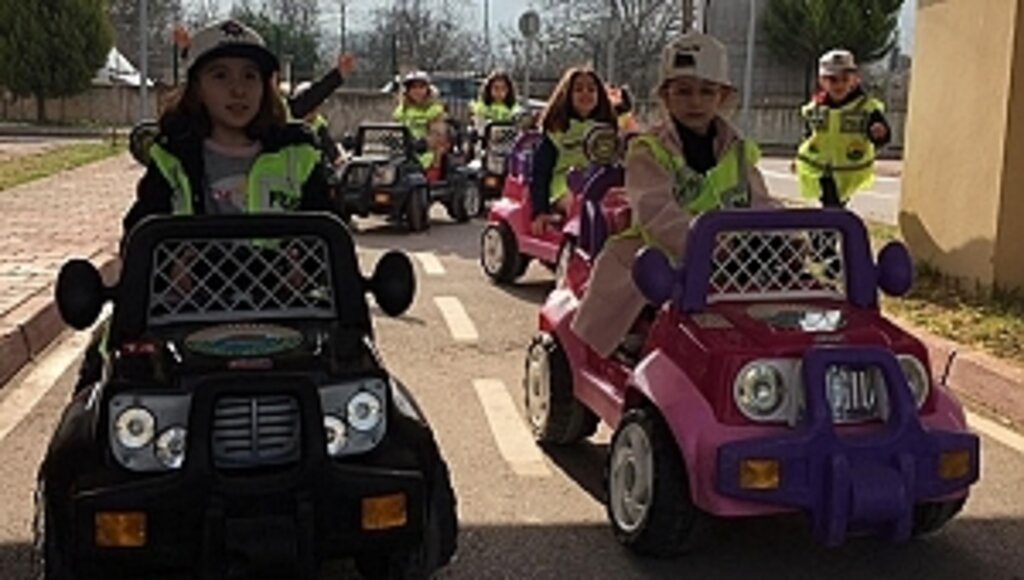 Minik Sürücüler Hem Eğleniyor Hem Öğreniyor