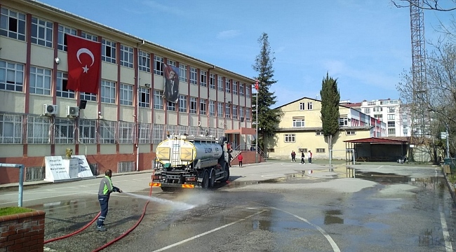 İlkadım'da Coronaya Karşı Cadde ve Sokaklar Yıkanıp Dezenfekte Ediliyor