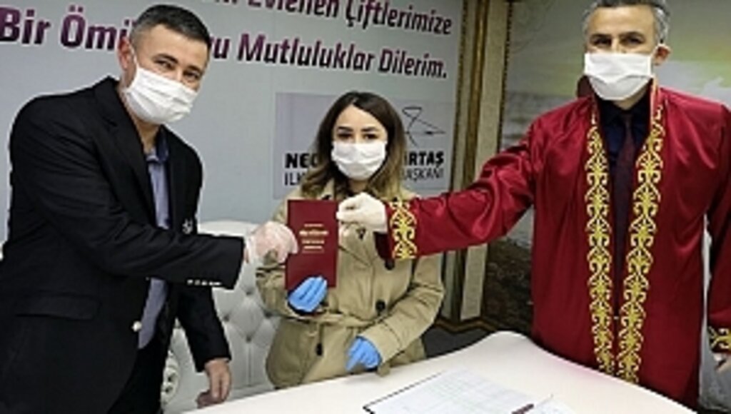 Korona Virüsüne Karşı Maske ve Eldivenli Nikâh