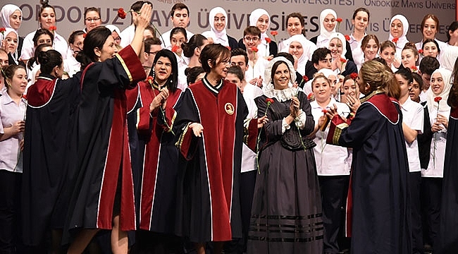 OMÜ'lü Hemşire Öğrencileri Üniformalarını Giydi