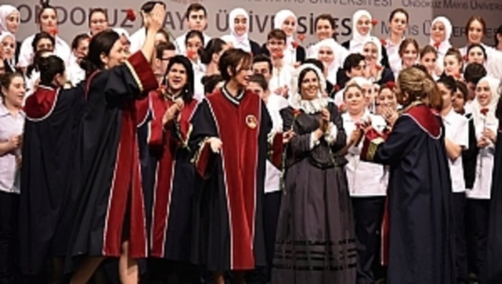 OMÜ'lü Hemşire Öğrencileri Üniformalarını Giydi