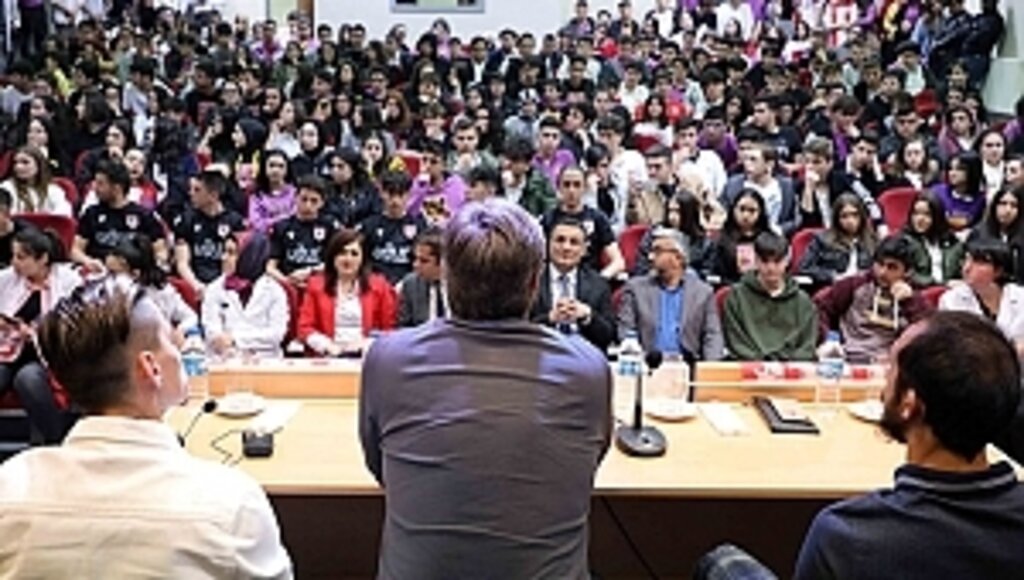 Sağlam ve Futbolcular Öğrencilerle Buluştu