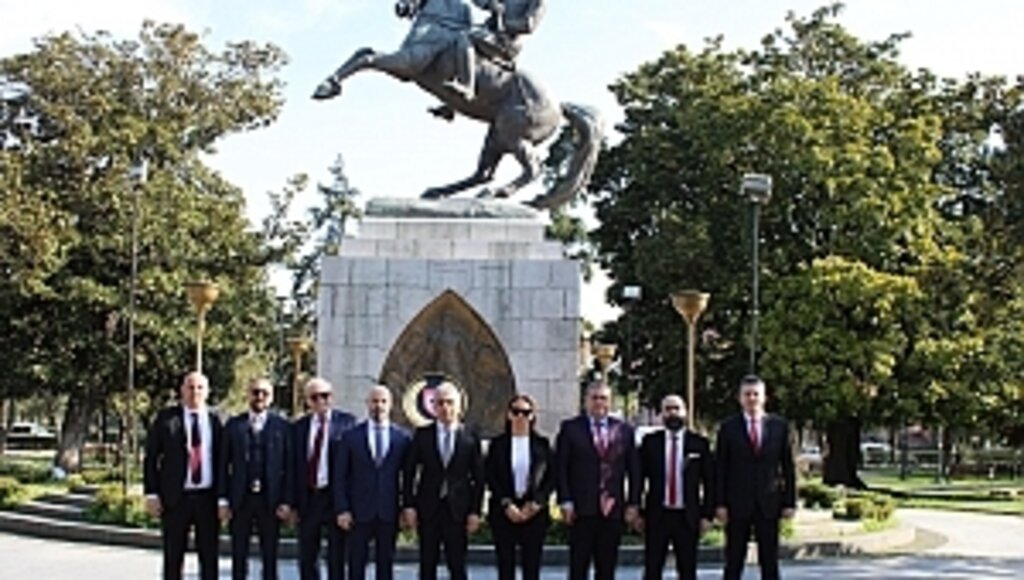 Samsunspor Kulübü Derneği Yönetiminden Anıt'a Çelenk