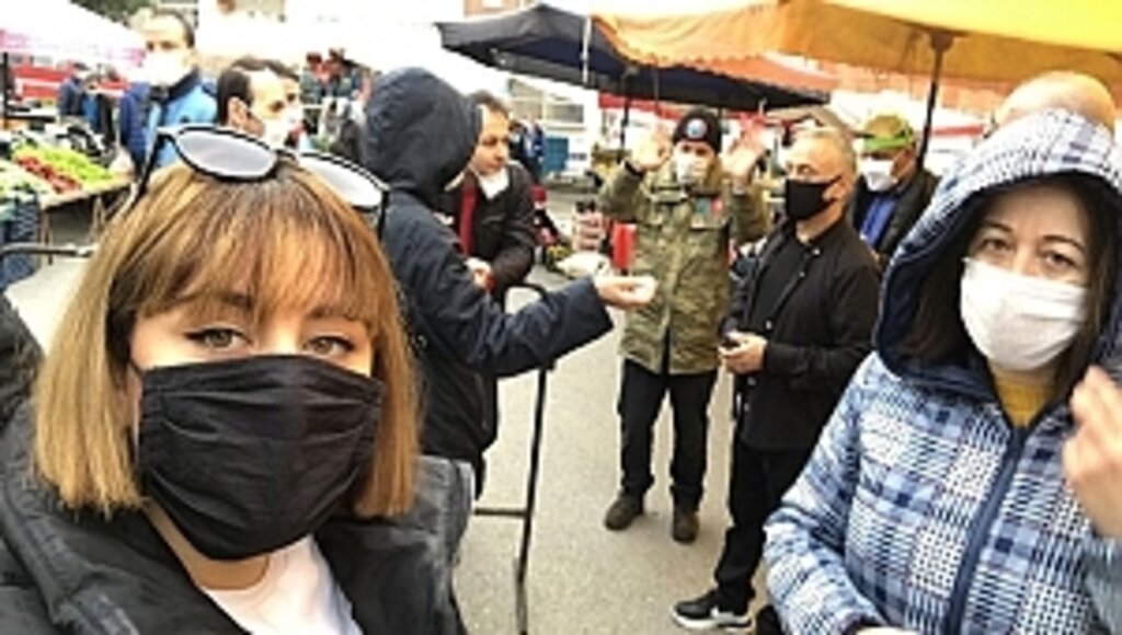 CHP Kadın Kolları Semt Pazarında Maske Dağıttı