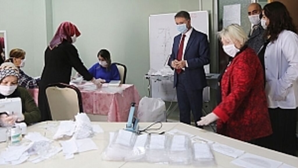 İşitme Engelliler İçin Şeffaf Maske Üretiyor