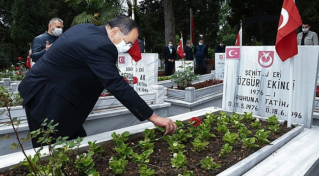 Başkan Demir, Şehitlikleri Ziyaret Etti