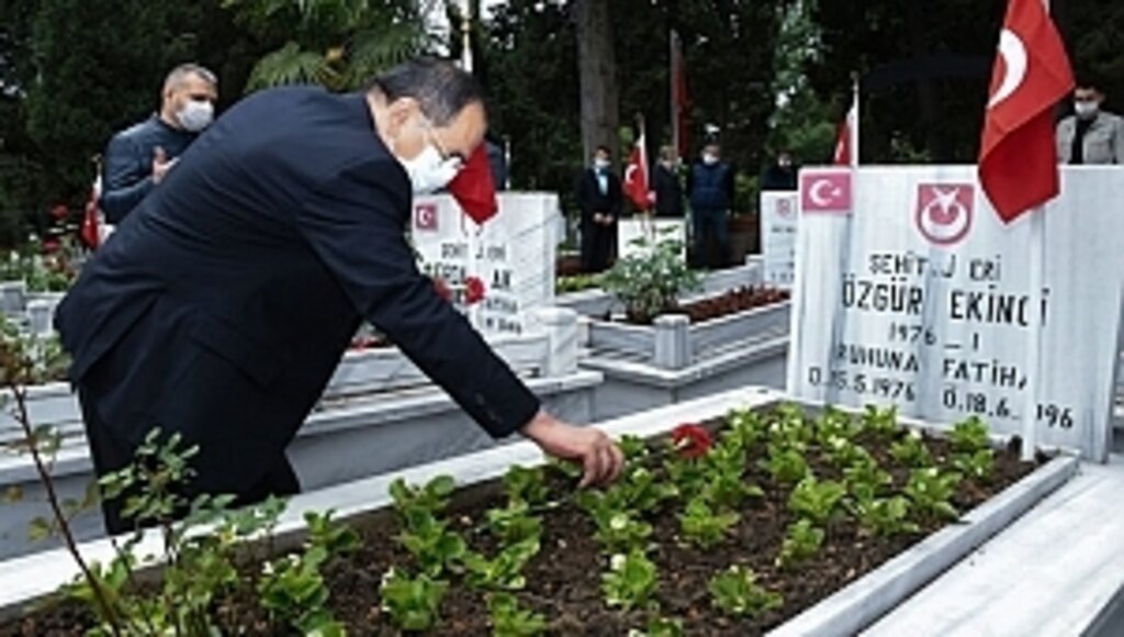 Başkan Demir, Şehitlikleri Ziyaret Etti