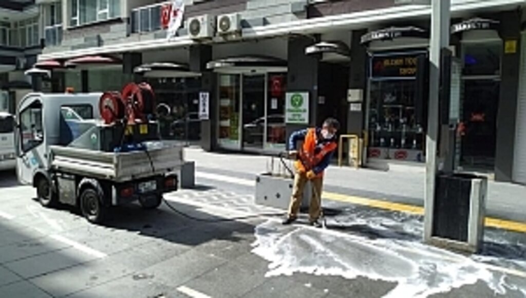 Halkın Kullandığı Mekanlar ve Sokaklar Köpüklü Dezenfektanlı Solüsyonla Yıkanıyor