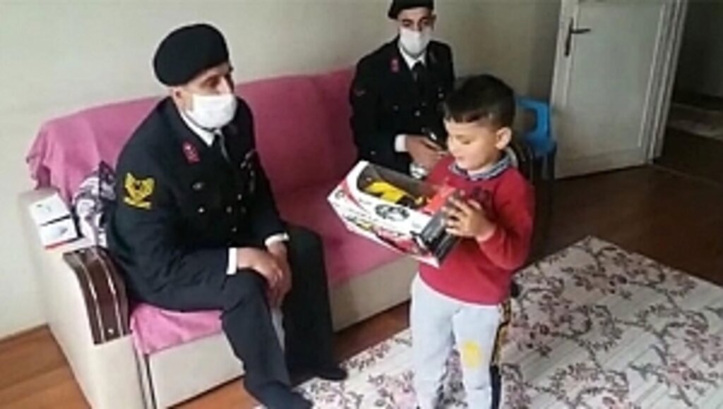 Jandarma Şehit Çocuğunun İsteğini Unutmadı