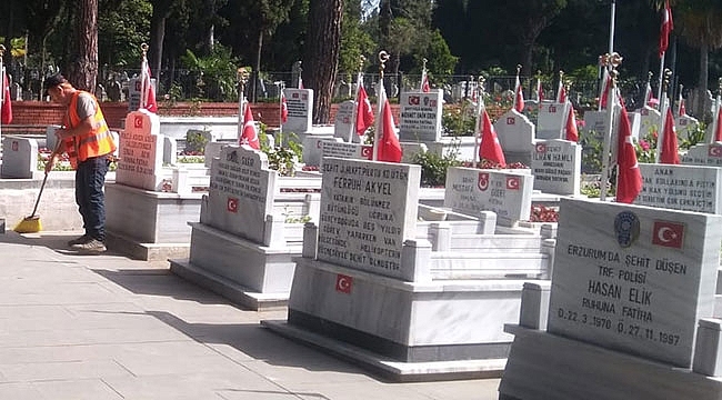 Mezarlıklarda 'Bayram' Temizliği