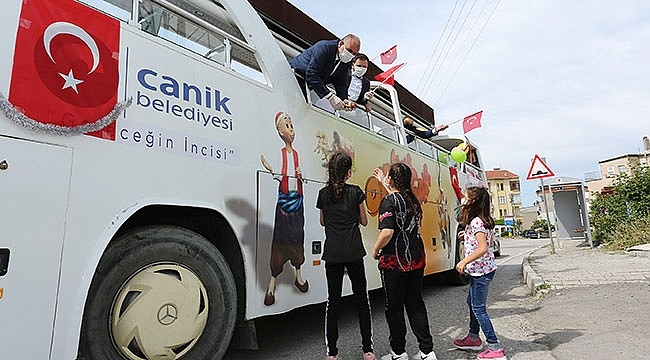 Sandıkçı, Sokak Sokak Gezerek İlçe Halkının Bayramını Kutladı...