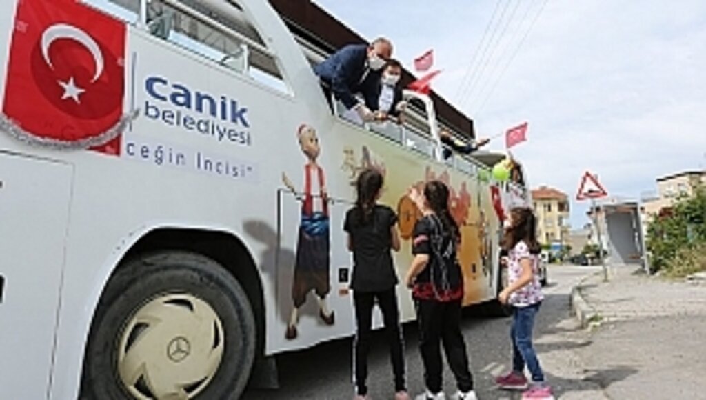 Sandıkçı, Sokak Sokak Gezerek İlçe Halkının Bayramını Kutladı...