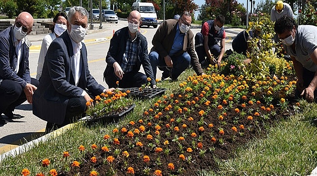 Dünya Çevre Gününde Çiçekleri Toprakla Buluşturdu