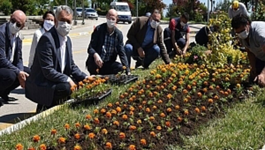 Dünya Çevre Gününde Çiçekleri Toprakla Buluşturdu