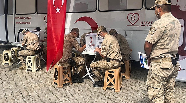 "Vatan Sana Kanımız Feda" Sloganı İle Kan Bağışı Yaptılar