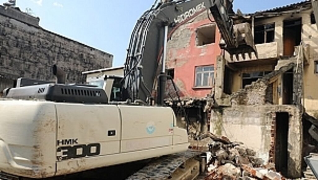 Can Güvenliğini Tehdit Eden Yapılar Yıkılıyor!