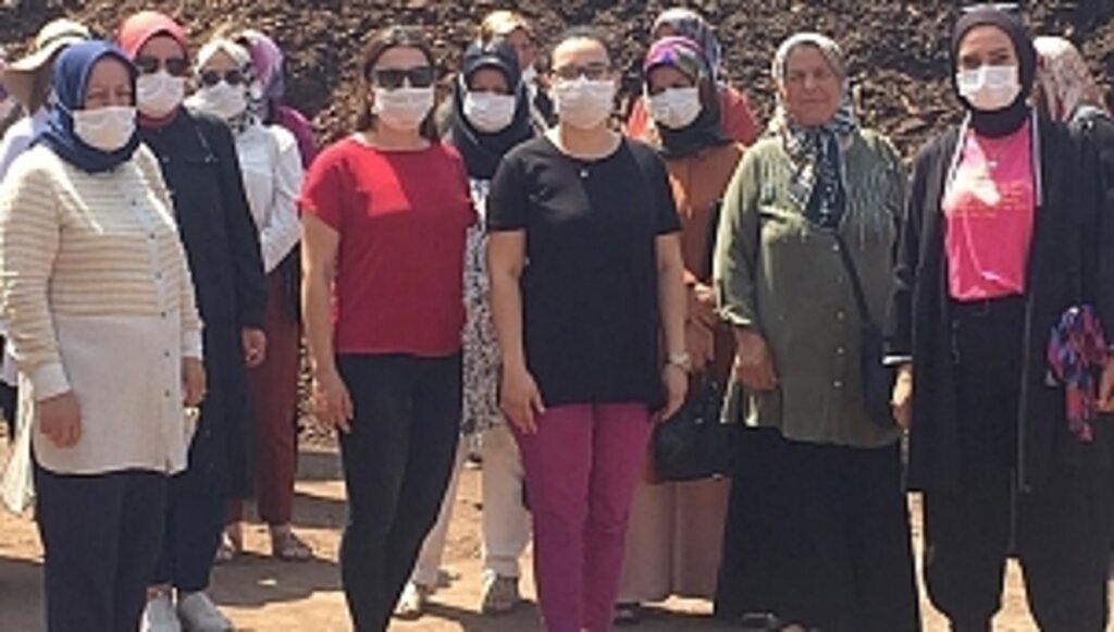 Ödüllü Çiftçi Kadınlardan O Yazara Tepki!...