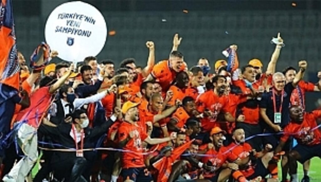 Şampiyonluk Kupası'nı Başakşehir Kaldırdı, Fenerbahçe Konuşuldu…