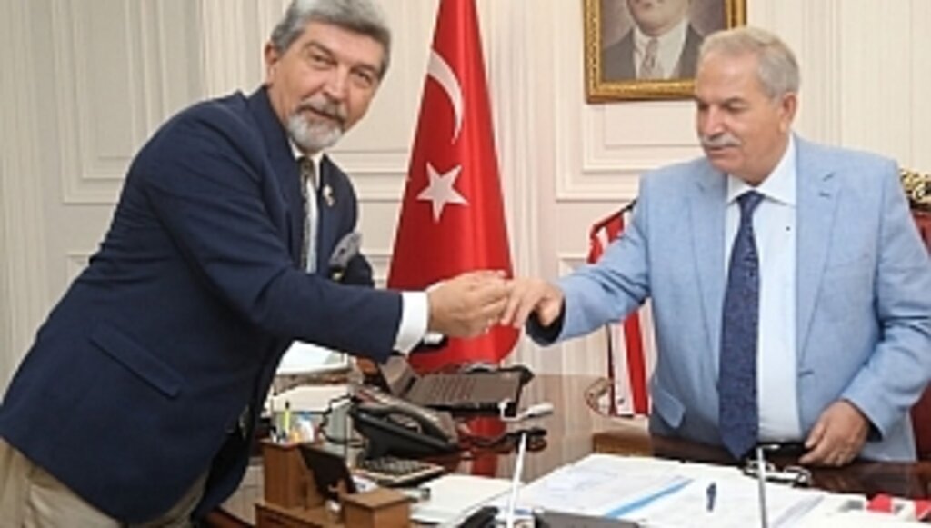 19 Mayıs Lisesi Mezunlarını Makamında Misafir Etti