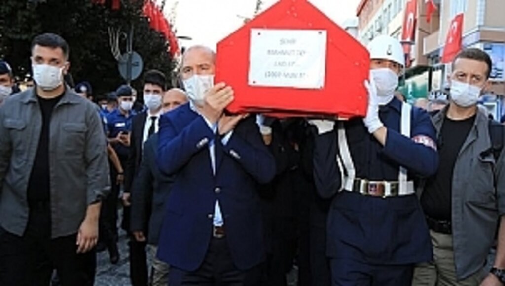 Bakan Soylu, Şehit Yüzbaşı Mahmut Top'un Tabutuna Omuz Verdi