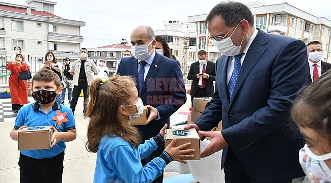 Başkan Demir'den Öğrencilere Simit 