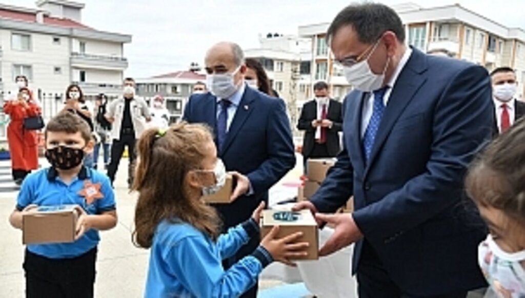 Başkan Demir'den Öğrencilere Simit 