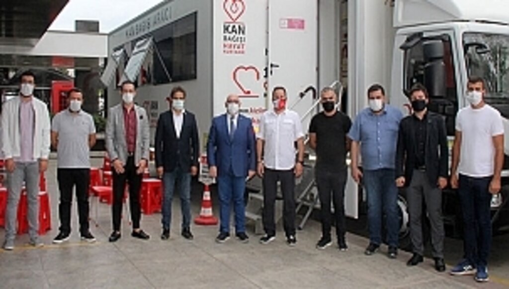 İş İnsanlarindan Kizilay'a Kan Bağışı