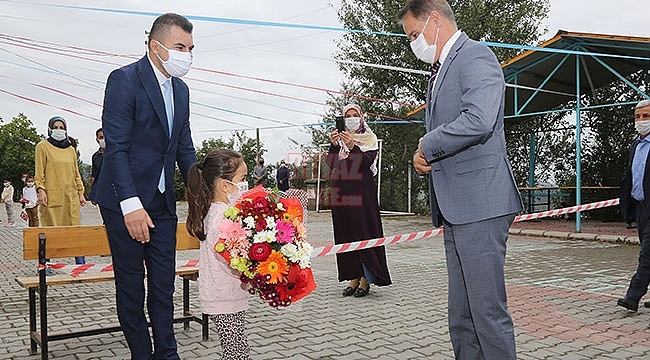 Minik Öğrencileri İlk Ders Gününde Okul Kapısında Karşıladı