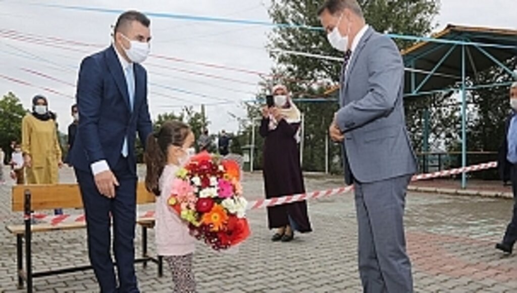 Minik Öğrencileri İlk Ders Gününde Okul Kapısında Karşıladı