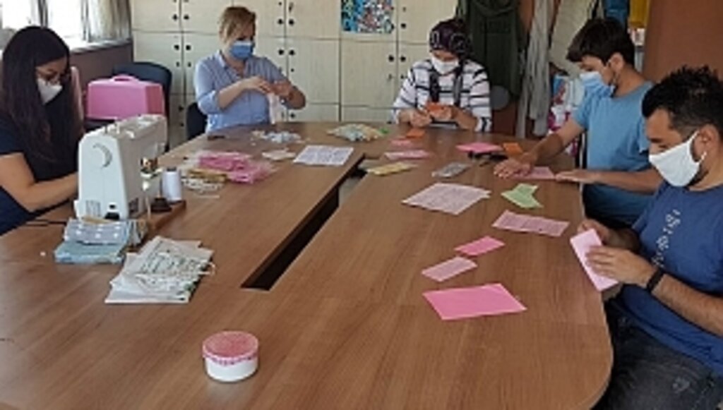 Tuzaklı İlk ve Ortaokulu Öğretmenleri Maske Üretiyor