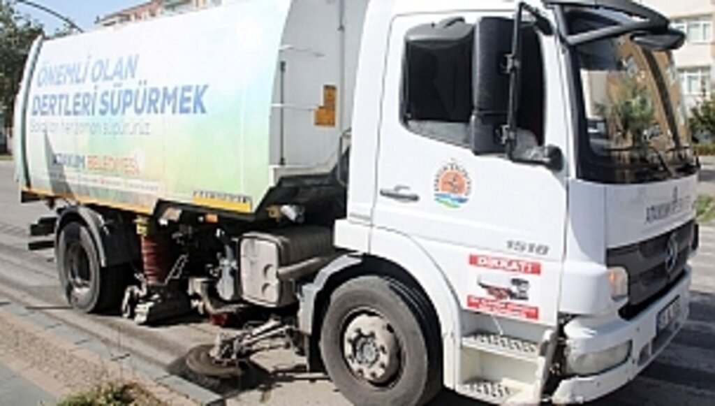 Vakumlu Süpürge Araçları Kenti Köşe Bucak Temizliyor