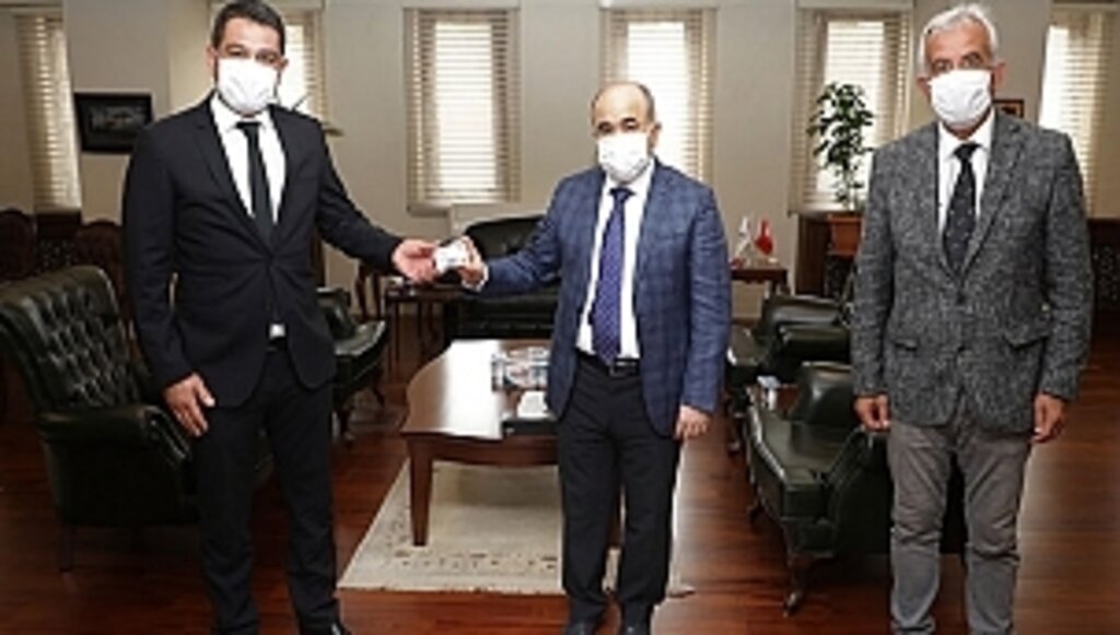 Vali Zülkif Dağlı'ya Passolig Kartı