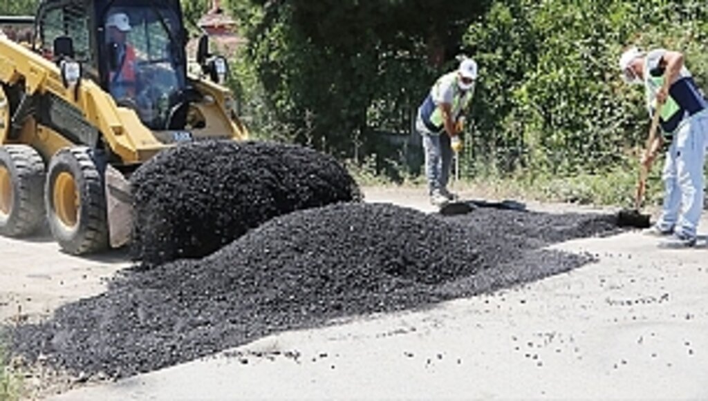Zarar Gören Taşıt Yolları Onarılıyor