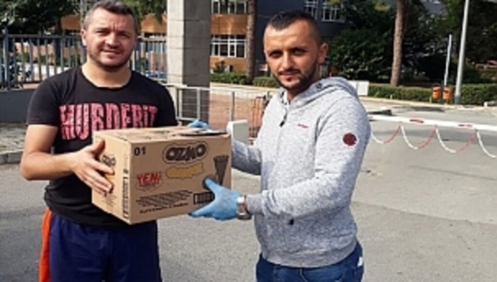 Muhtaç Sokak Hayvanlarına Yaşam Desteği Oluyorlar