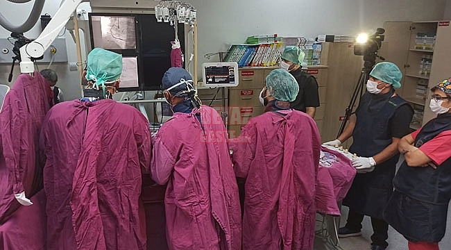 OMÜ Tıp Fakültesi Doktorlarından Canlı Yayında Başarılı Kalp Operasyonu 